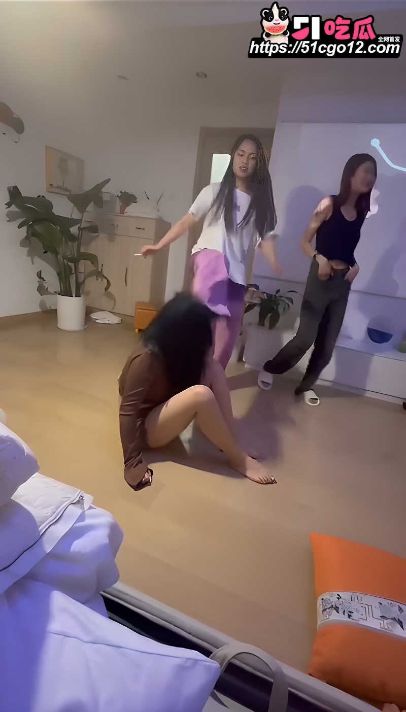 精神小妹霸凌事件 女孩遭多人殴打辱骂后 被强迫性交 看得人怒火冲天