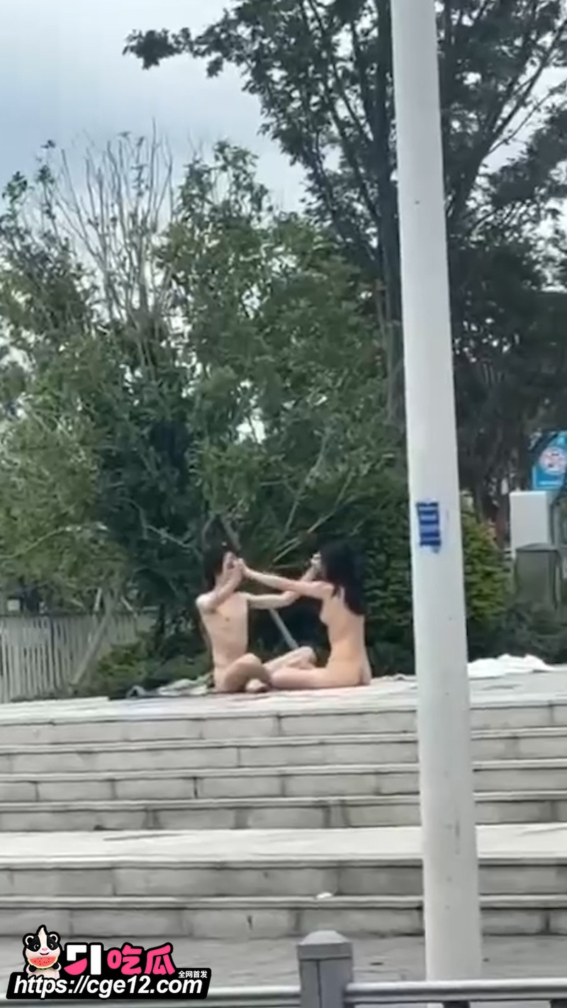 浙江宁波 一对男女在街头全裸炼心经 3