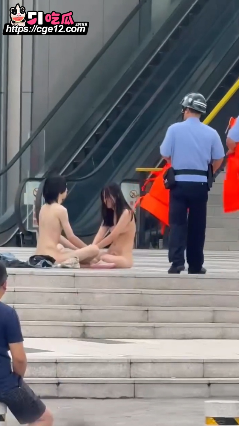 浙江宁波 一对男女在街头全裸炼心经 5