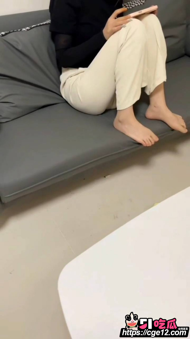 51原创和妹妹同居的日子 趁爸妈不在家 喊妹妹卧室按摩 趁机操了她！