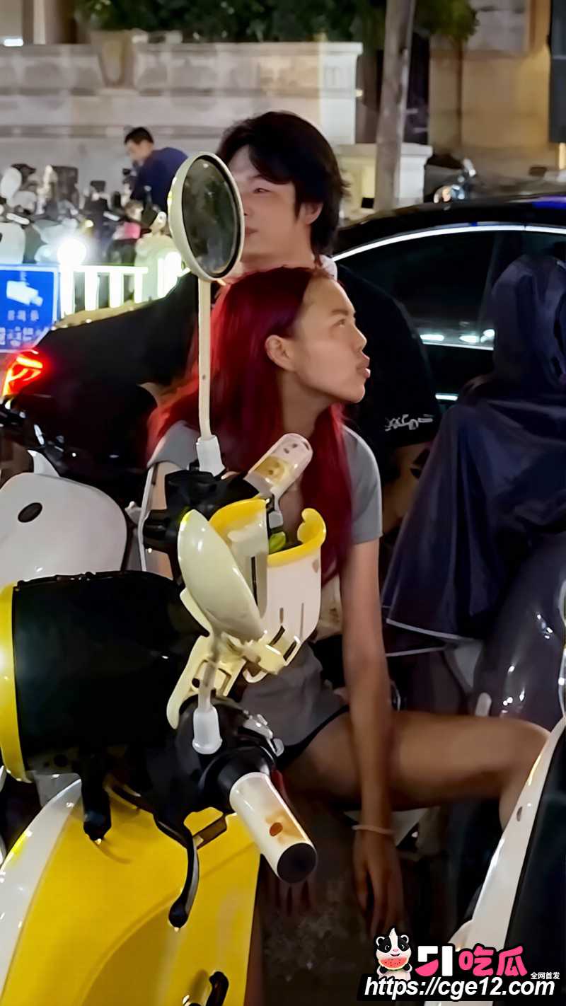 浙江温州瑞安吾悦广场红发女子事件03