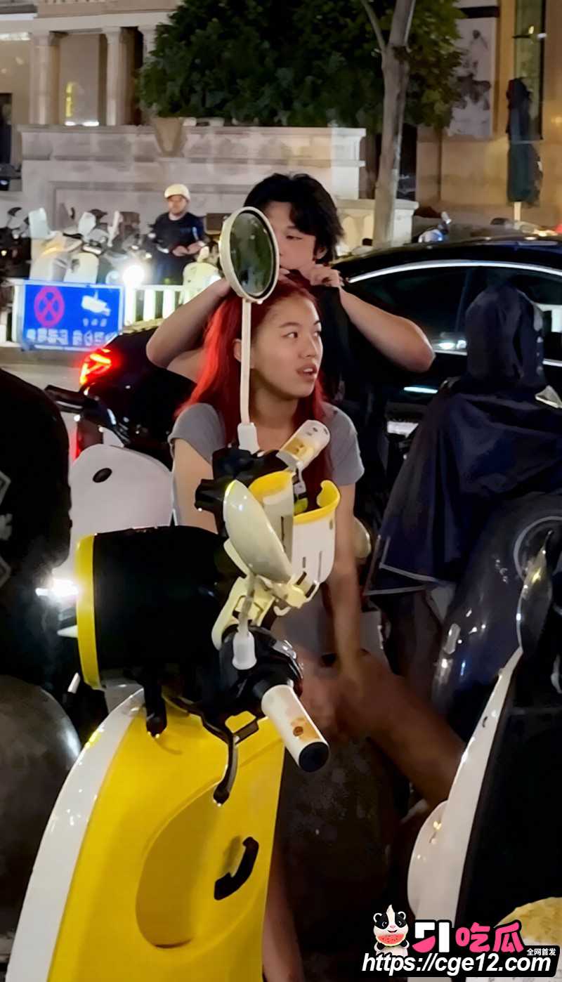 浙江温州瑞安吾悦广场红发女子事件04