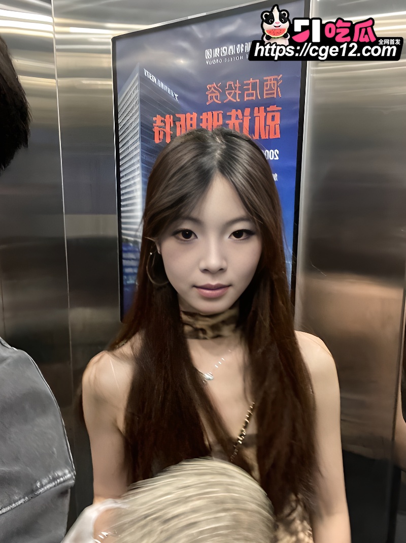 精神小妹性爱私拍 被黄毛渣男曝光 穿制服黑丝展示口交淫技 后入翘臀呻吟极度风骚