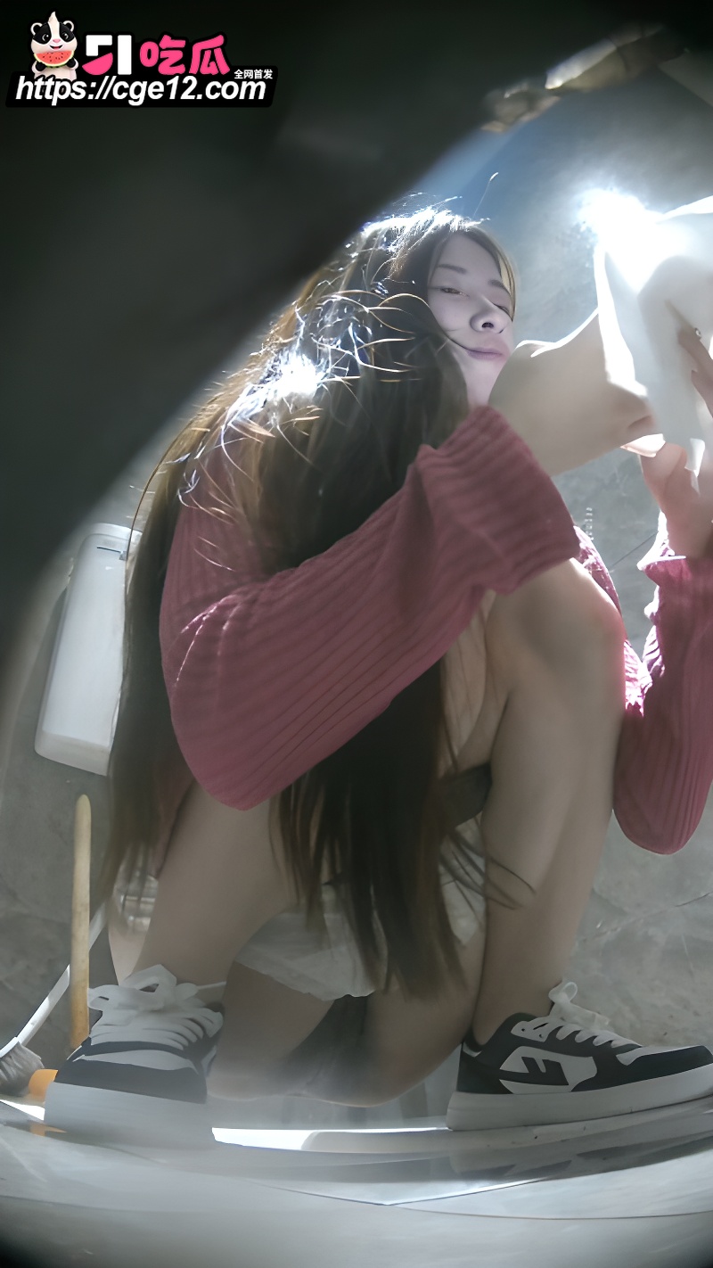 酒吧女厕偷拍 4