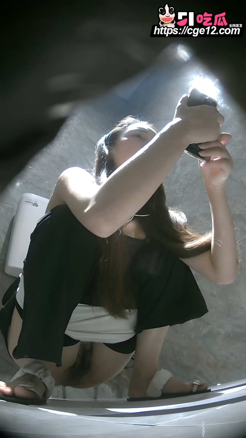酒吧女厕偷拍 5