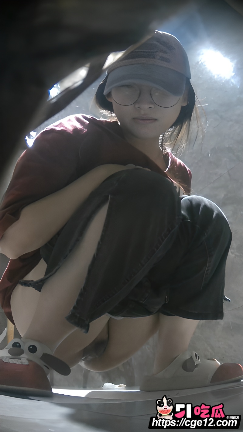 酒吧女厕偷拍 2