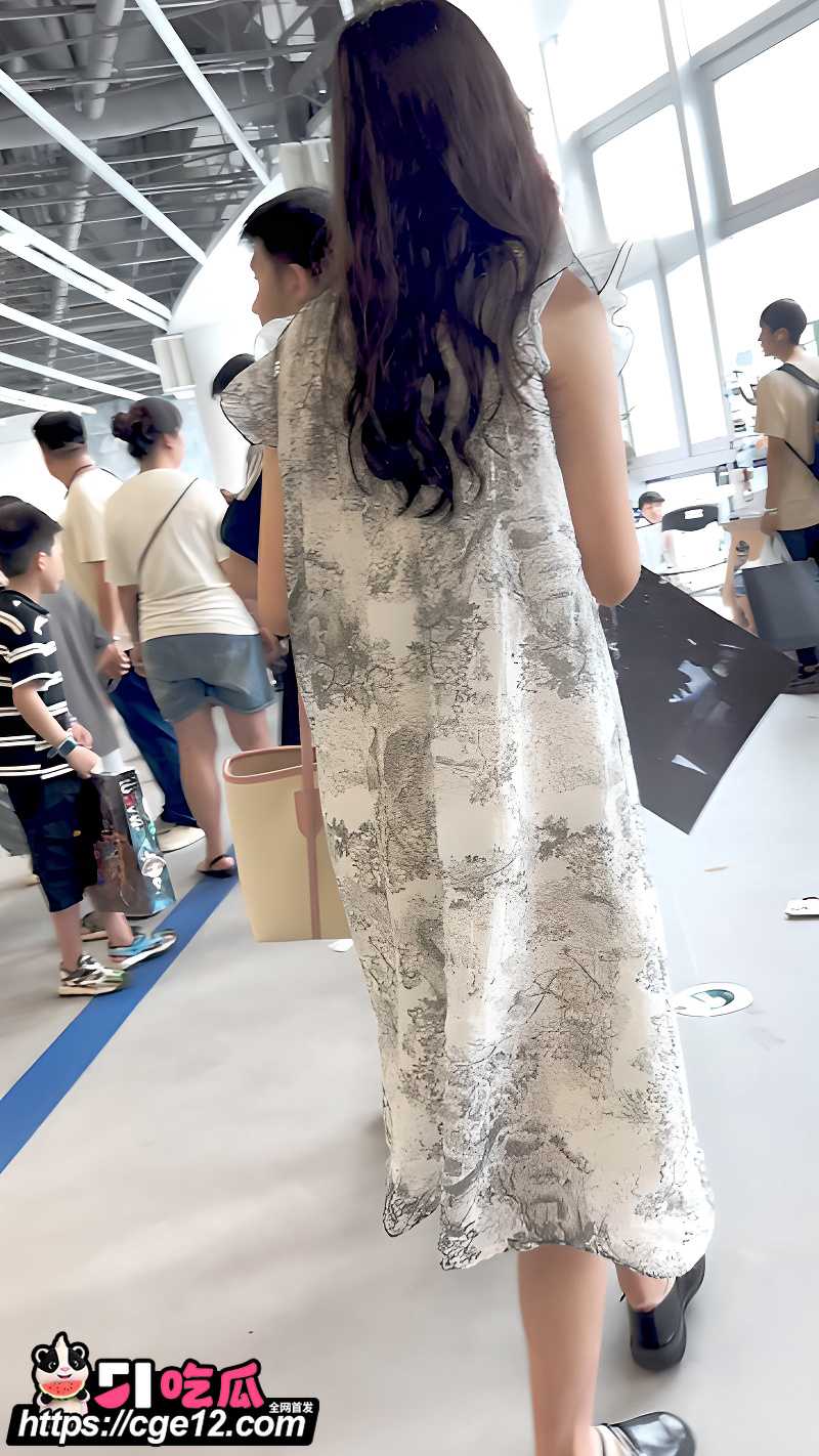 顶点大师 街拍极限抄底 美女裙底私密风光全拍下 画面香艳到直接口干舌燥！