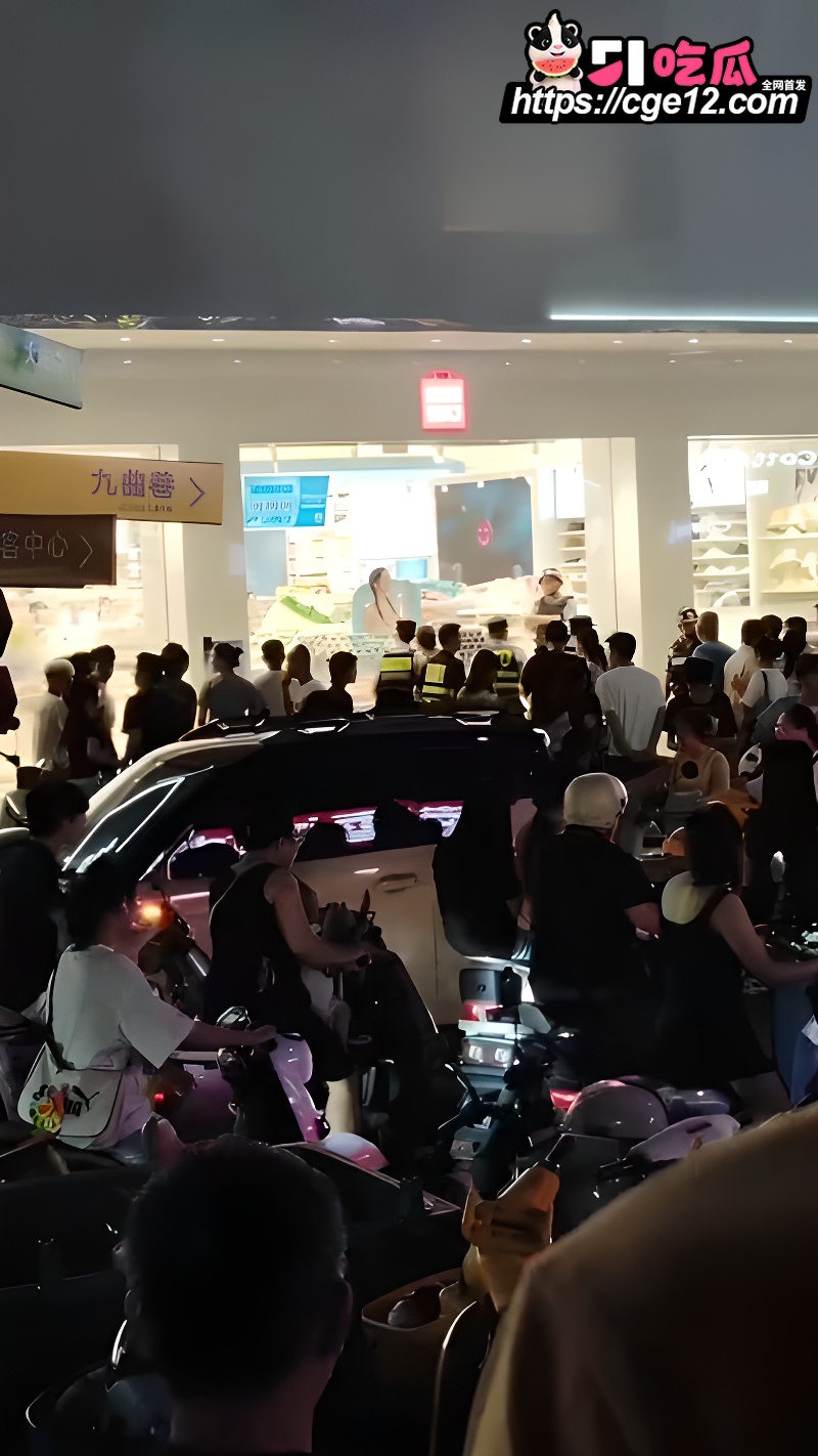 广西玉林十字街砍人事件 女子带娃逛街 突遭陌生男子持刀伤害 祸从天降实在倒霉！