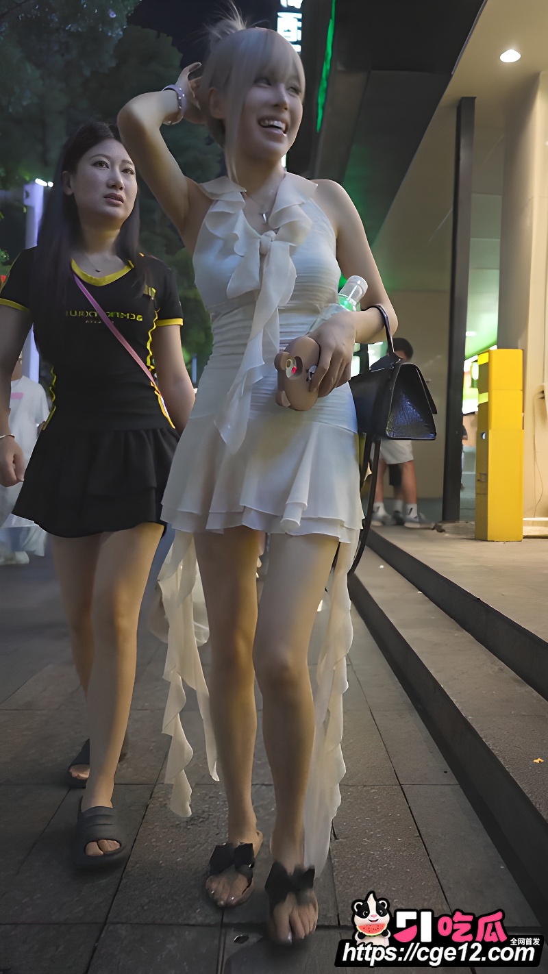 商场偷拍小姐姐裙底 3