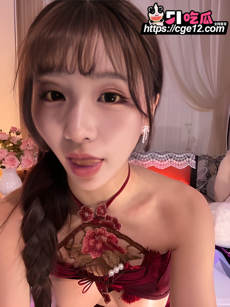 极品女神 小野猫kiki 身穿红色情趣装M字腿展示 脸穴同框毛笔自慰 爽到到高潮喷水