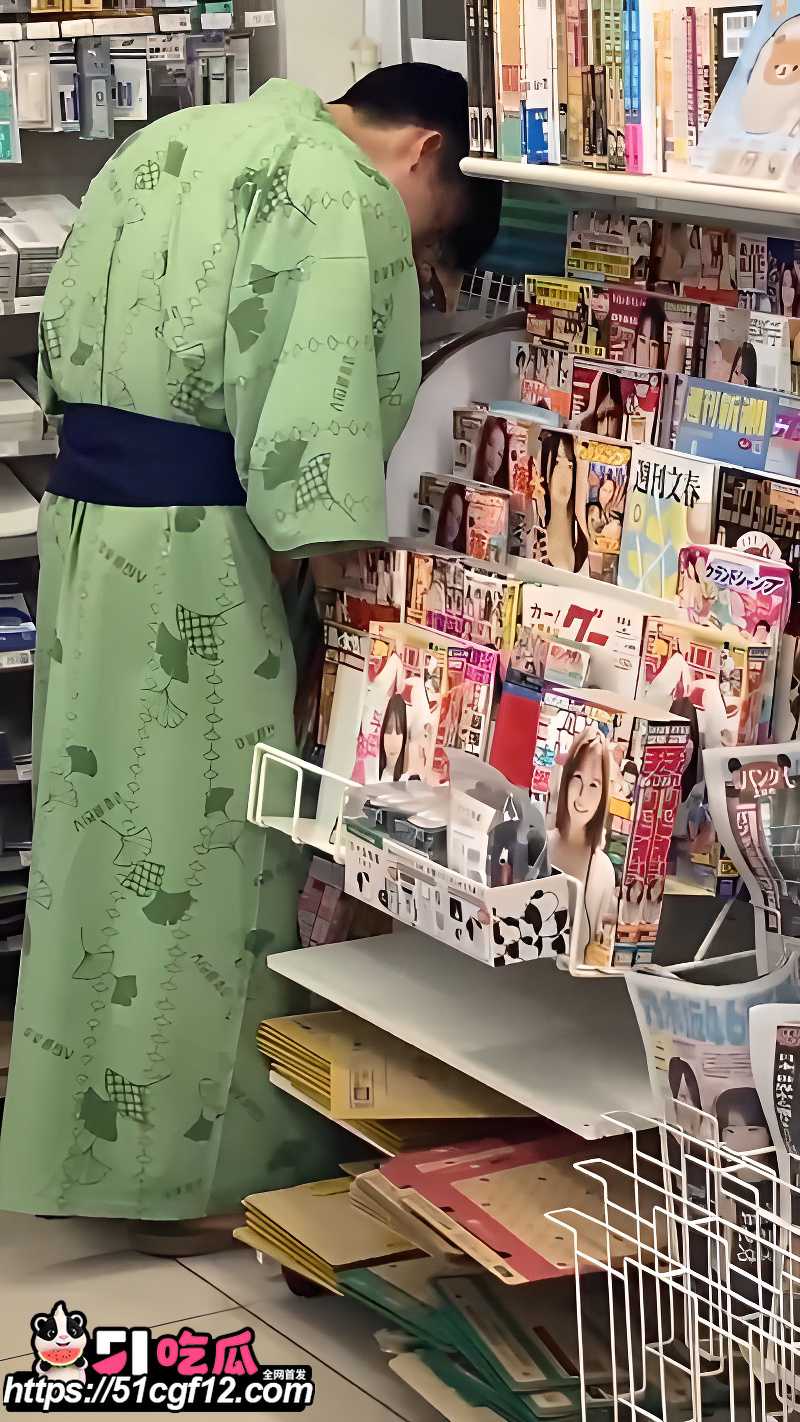 日本奇男子 便利店内对着女优海报打飞机 店员抓包当场社死 让人哭笑不得