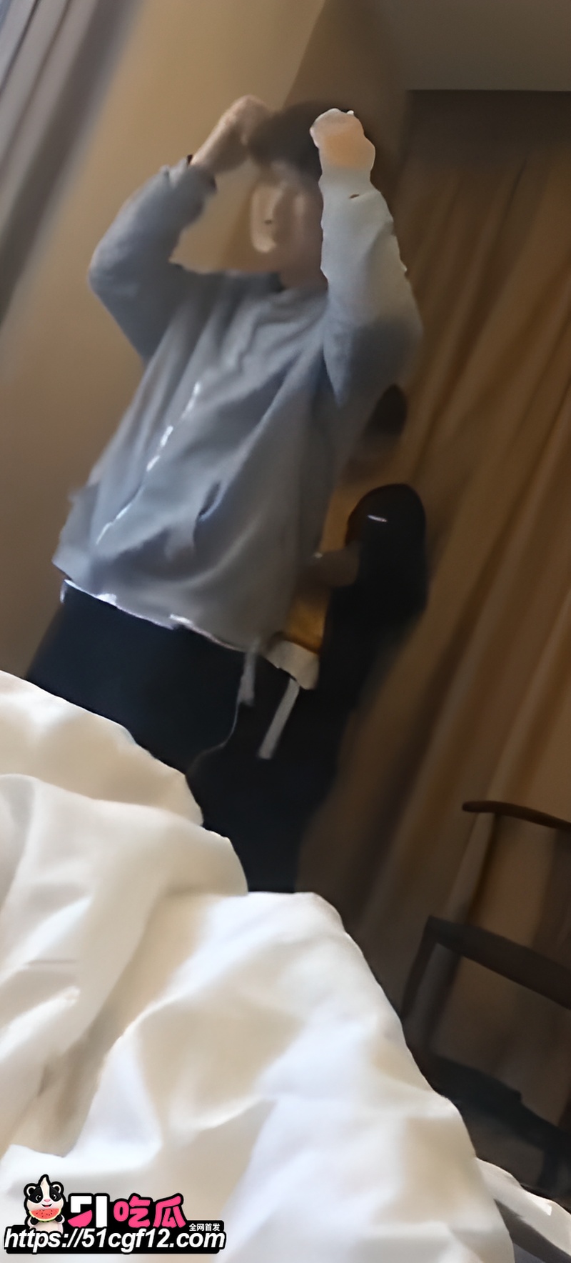 大型捉奸现场 女朋友出轨被男友跟踪发现 当着情夫面崩溃跳楼 问世间情为何物？