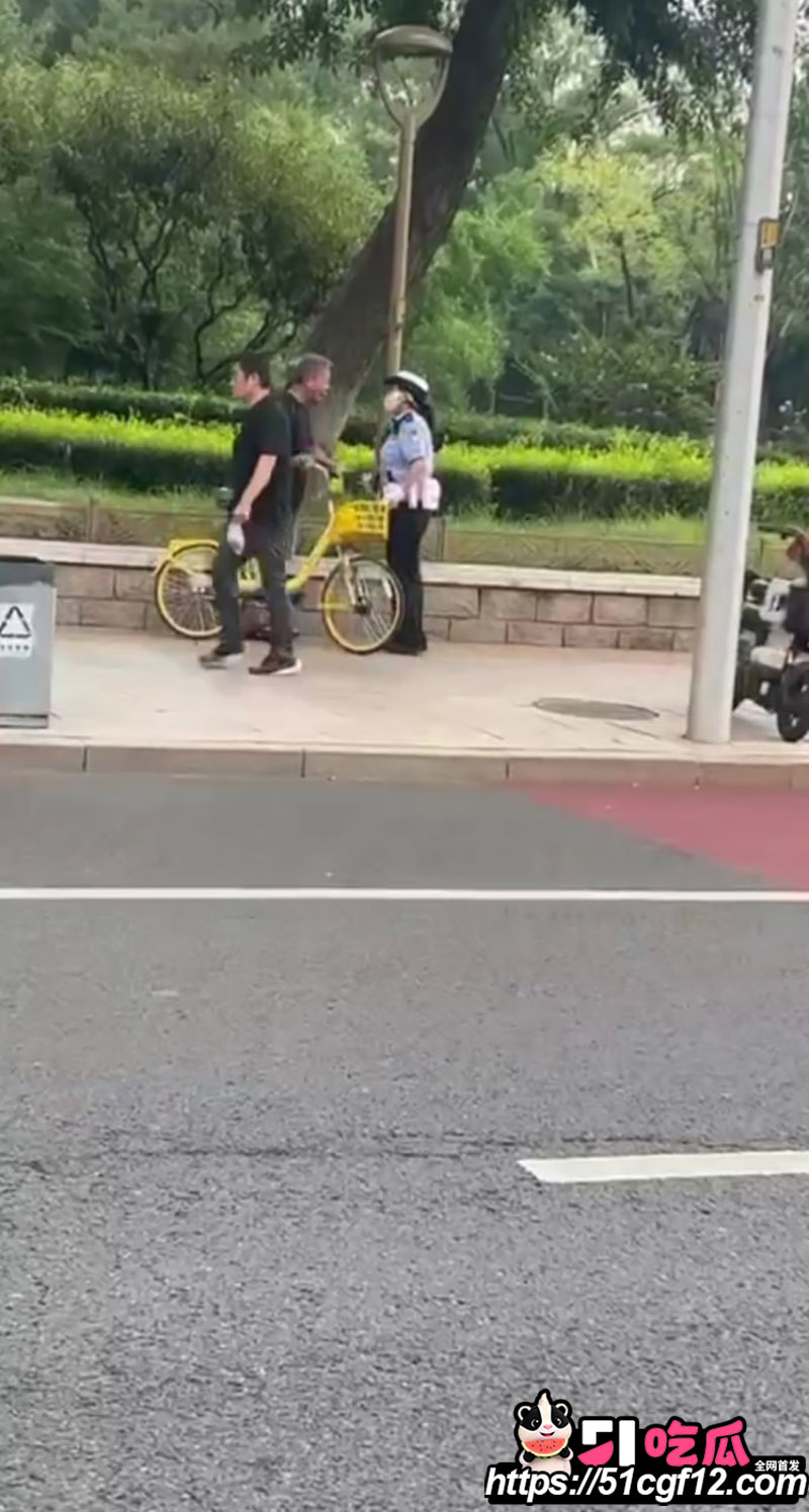 北京大爷逆行被女交警拦下 竟当街动手袭警 自行车都能逆行 人怎么不能逆天？