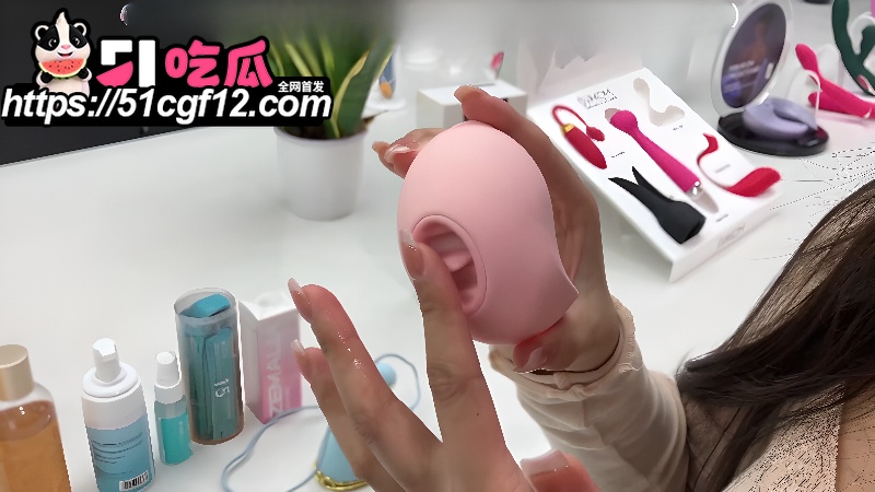 高颜值情趣用品女老板科普如何自慰 厕所实测吸吮玩具 爽到差点尿失禁