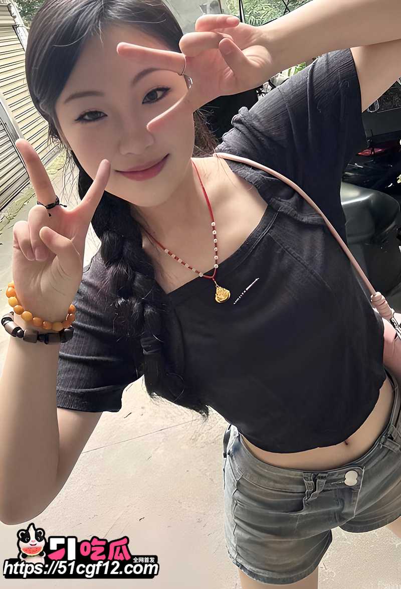 反差女大学生超淫私拍 手掰肥穴撅臀露菊 蹲地放尿喷如泉涌 后入自慰骚劲爆棚
