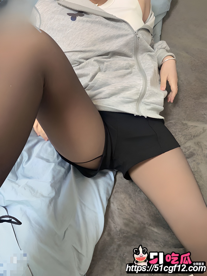 海角大神我的长腿嫂子丝袜控 回老家过年 趁大哥不在家拉着黑丝嫂子肛交内射！