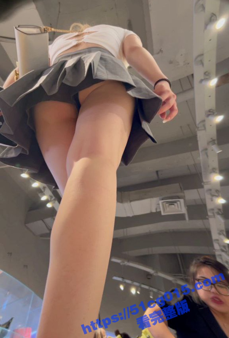 街拍抄底JK短裙长腿相关图片