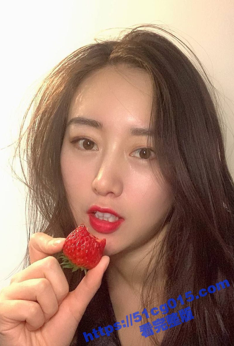 公司聚会女同事喝醉了！把她带回家强上 骚货不乐意继续下药迷玩 把她踩在脚下彻底征服！