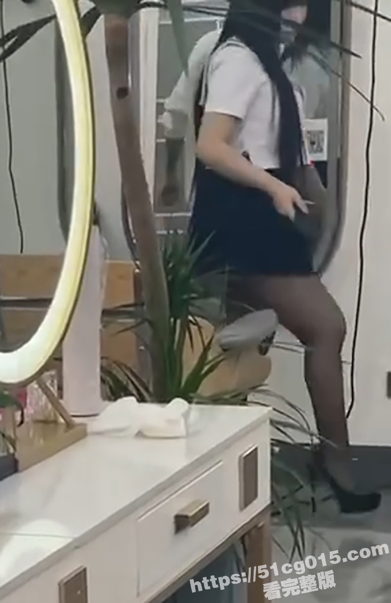 小仙女在理发店玩露出 对镜掀裙子整理胸罩露奶子 疑似主人的任务 这身材是真傲人啊