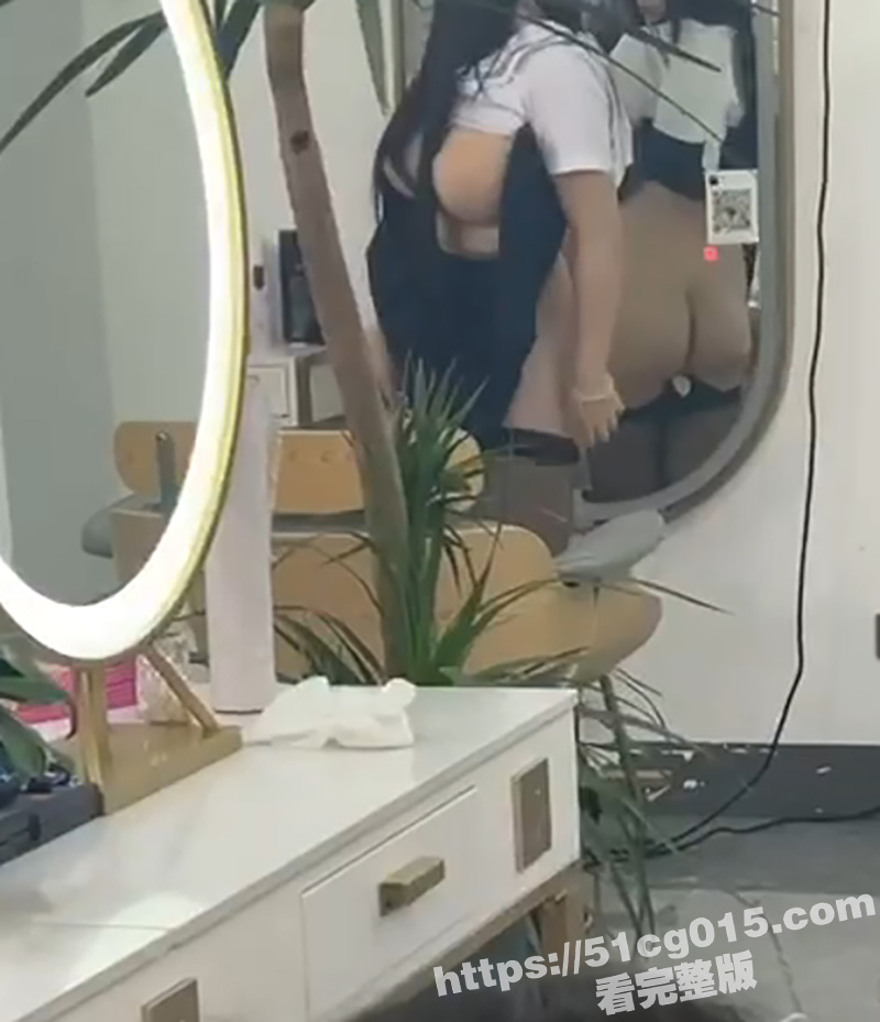 小仙女在理发店玩露出相关图片