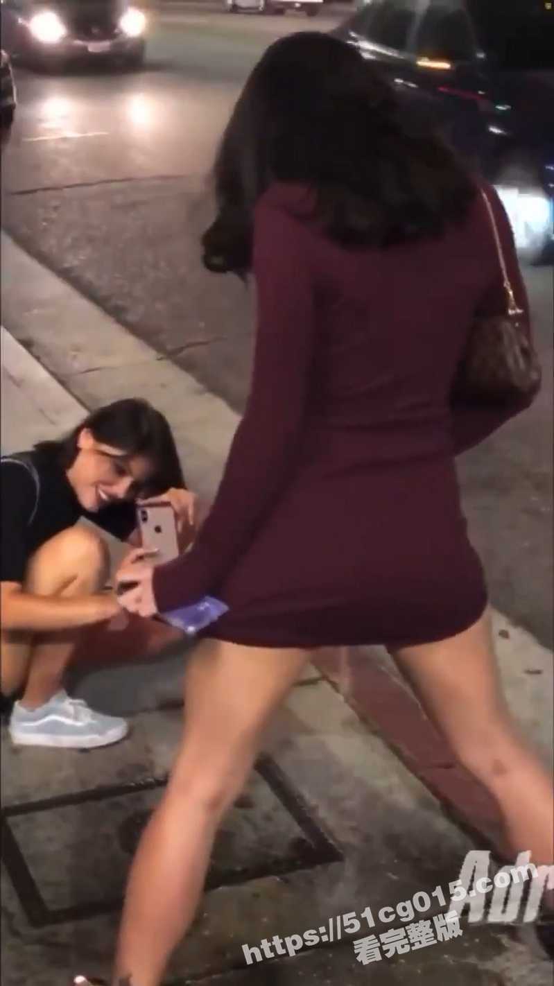 两个坏女人街头放尿 相关图片