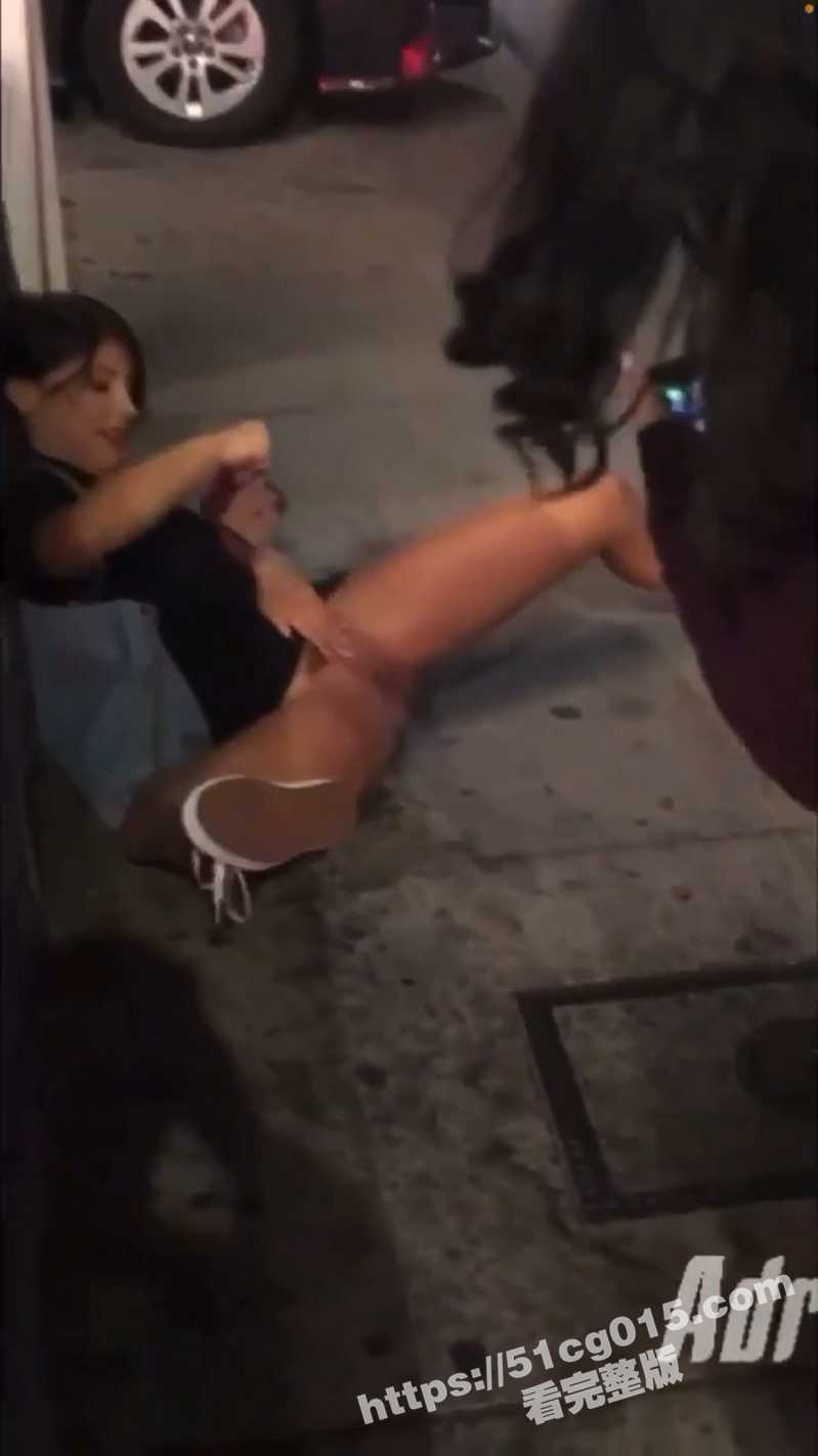 两个坏女人街头放尿 相关图片
