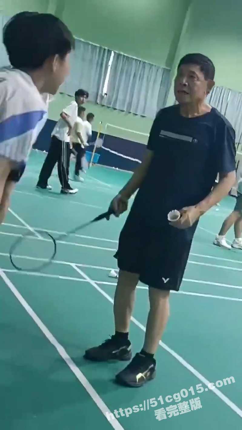 淮安羽毛球打人事件 老头抢场地还拿球拍砸人 被围后要报警贼喊捉贼！