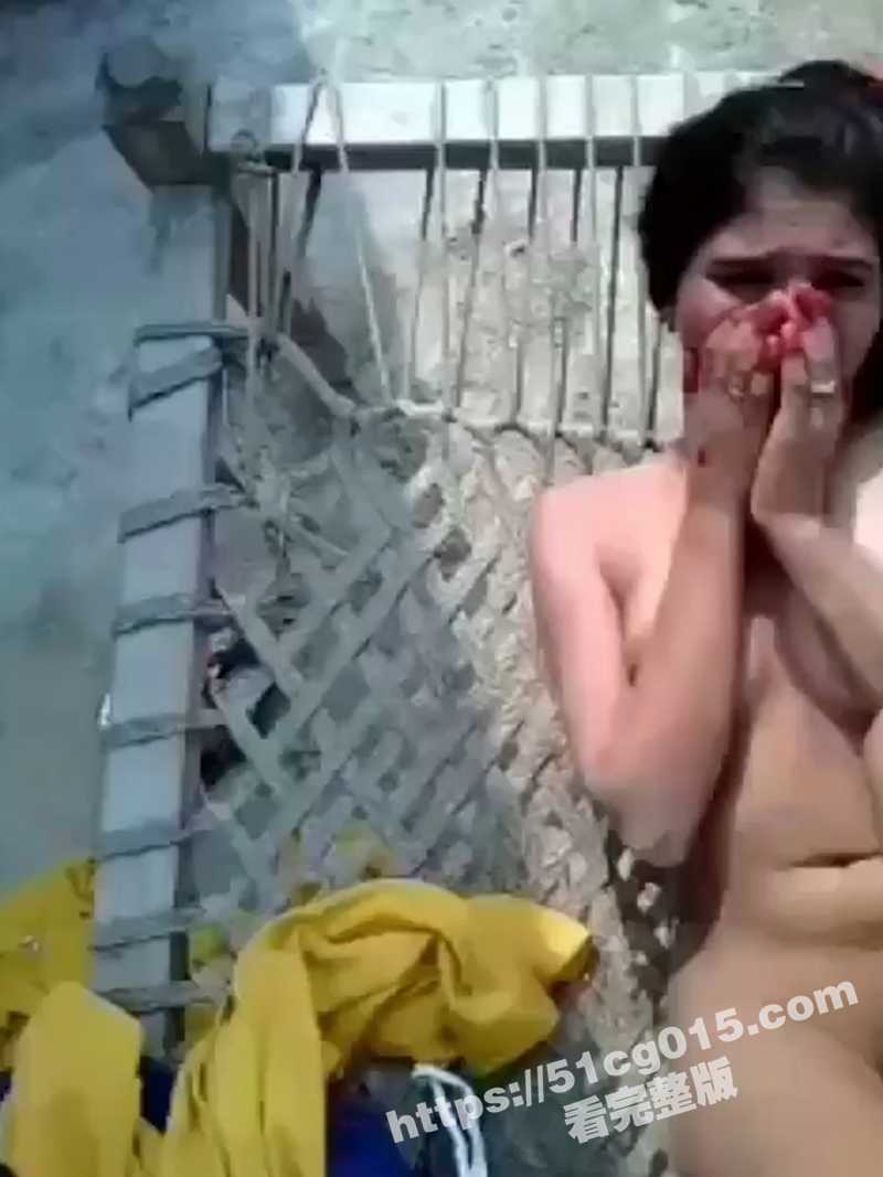 真实印度轮奸影像 强奸妙龄少女 似乎被暴揍过 哭喊着挣扎着 悲惨命运啊！