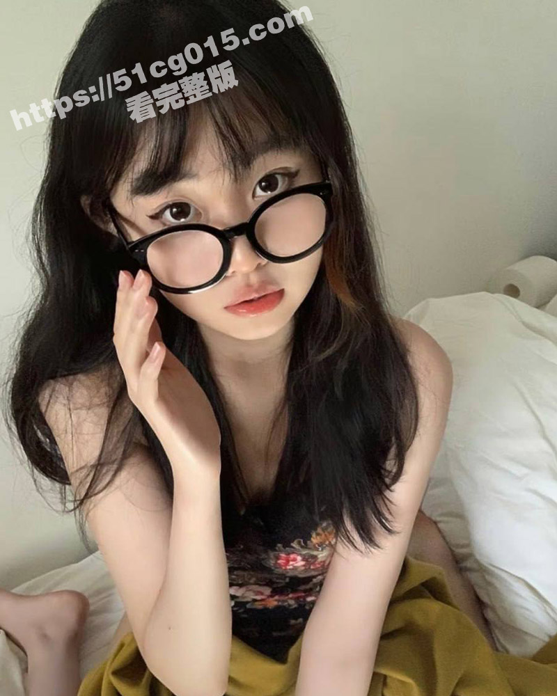 长相清纯可爱的河南许昌 陶瓷职业学院学生妹 马玉恬 为了赚外块兼职口交卖逼 自拍大秀诱人胴体