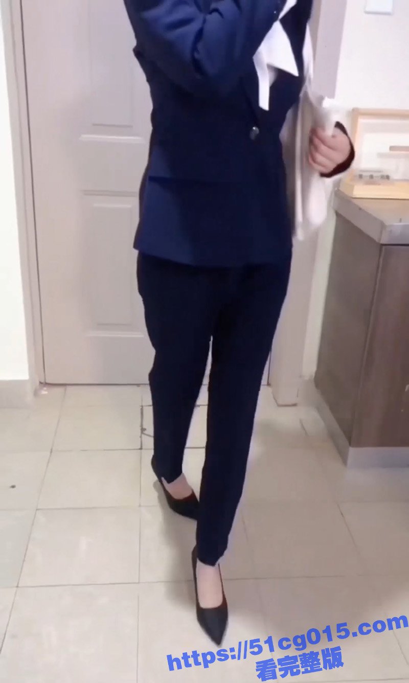 周大福极品身材柜姐 背着老公出来偷情 穿着工装来不及脱 直接上位被爸爸爆操