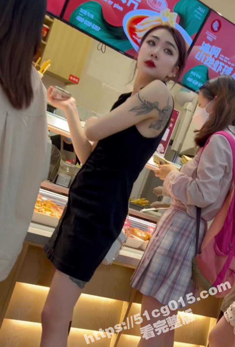大神商场抄底偷拍高颜值纹身美女 气质清冷清晰露脸 黑丝袜包裹小腿非常性感 骚臀怼脸！