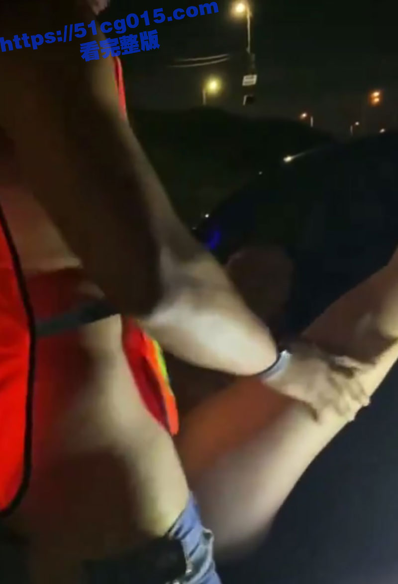 广州工地门事件！极品媚黑少妇深夜在工地勾引黑人小哥 直接工地现场扶着后备箱就开操！