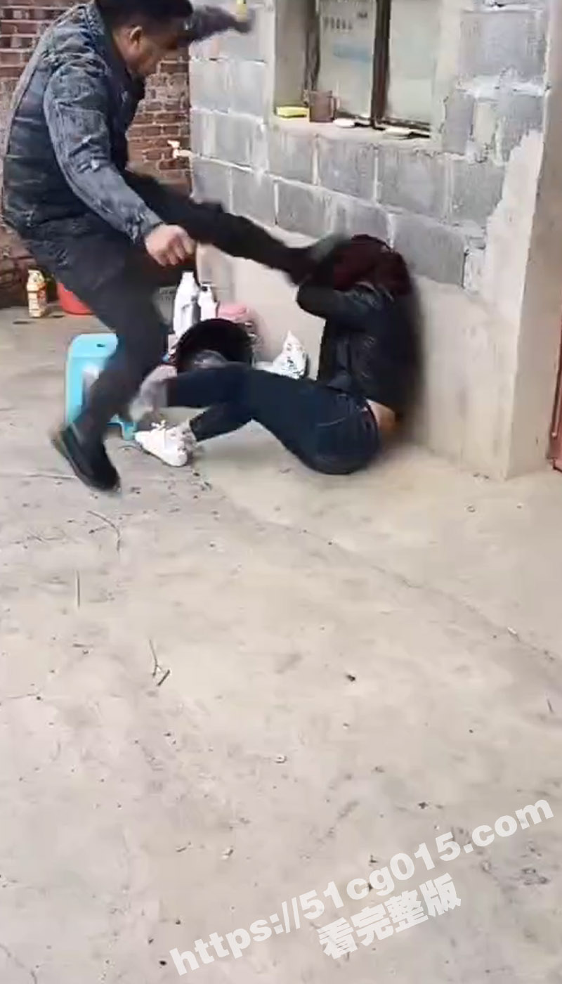 暴力的捉奸现场！奸夫相关图片