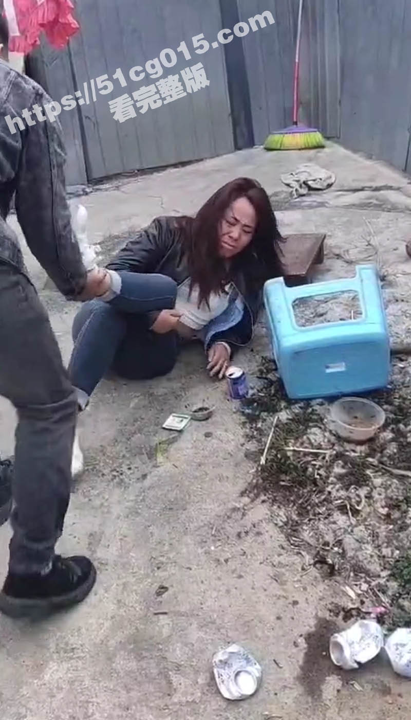 暴力的捉奸现场！奸夫相关图片