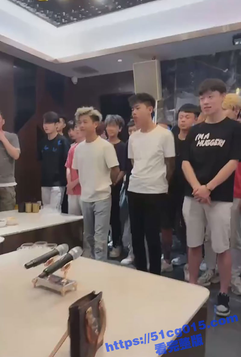 变性人妖KTV点男模相关图片