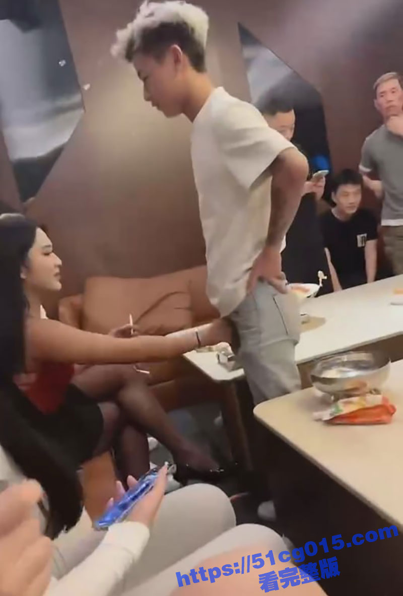变性人妖KTV点男模相关图片