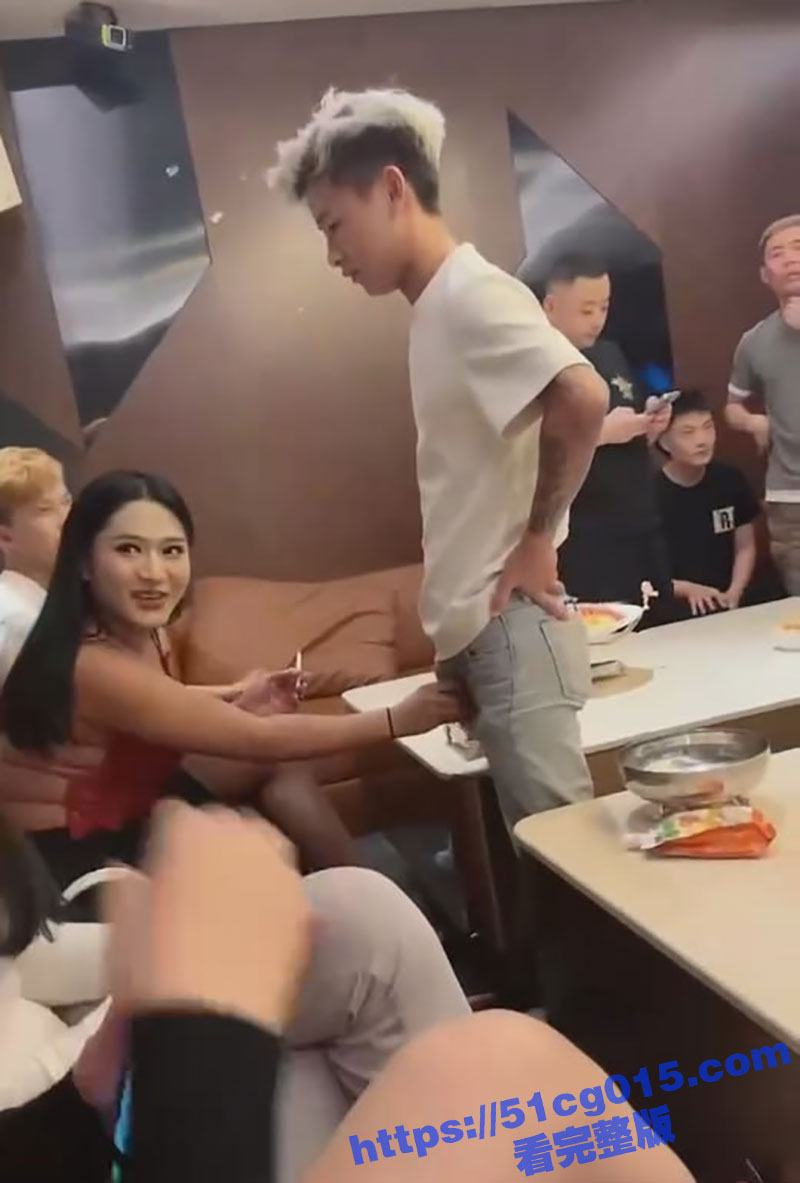 变性人妖KTV点男模相关图片