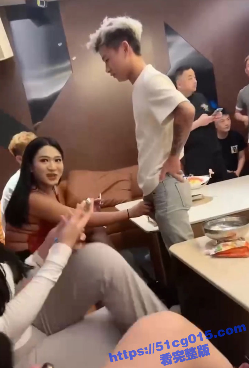 变性人妖KTV点男模相关图片