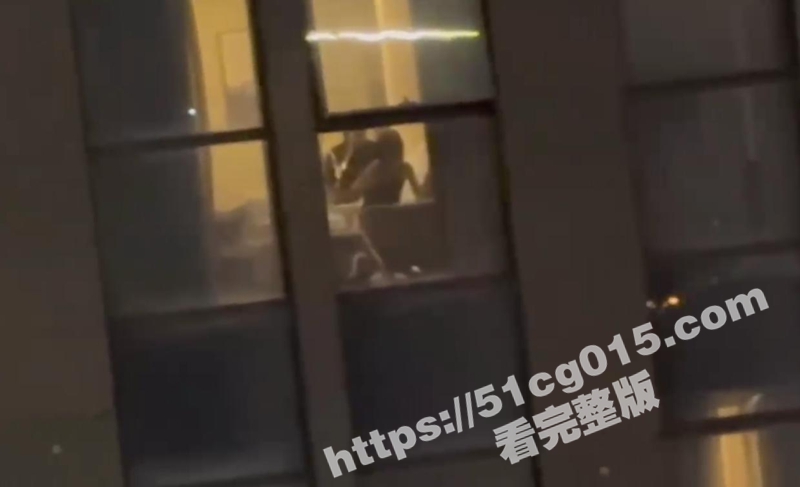 偷拍酒店做爱不拉窗帘被对面现场直播 谈好价格脱光衣服就是干 拍完才发现居然开着闪光灯！