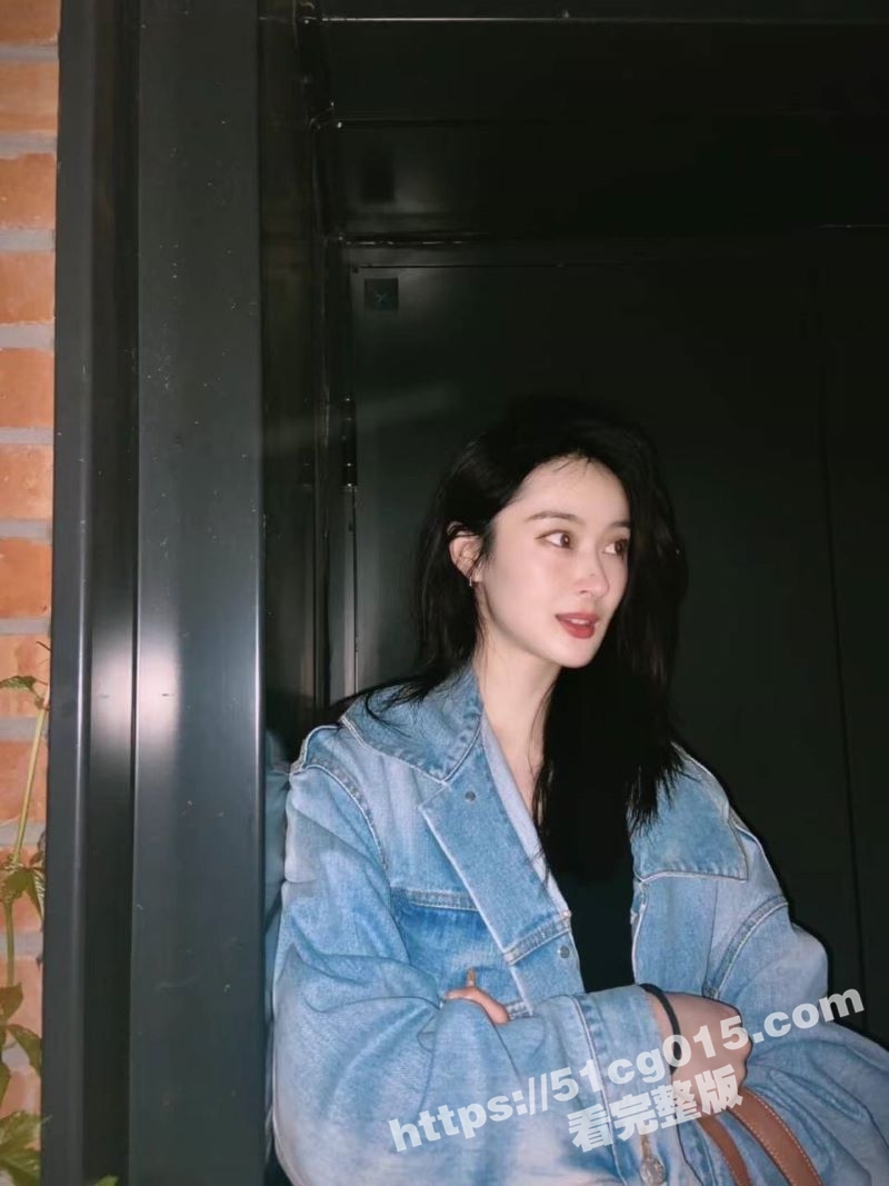 济南骚逼反差母狗女同事 等他男友出差把我约去 各种花样各种玩 在她家的床上操她还要求我颜射！