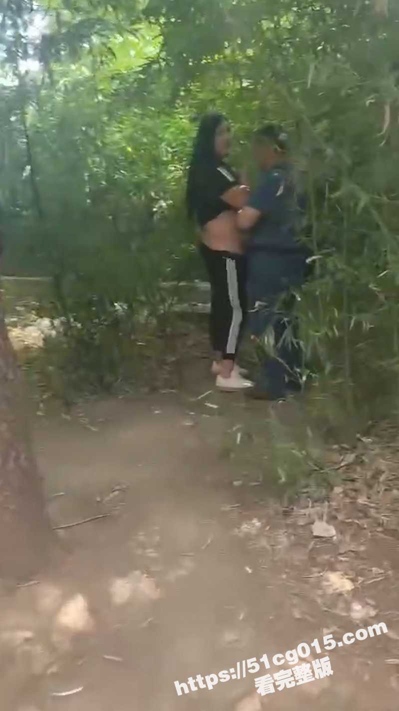 老年娱乐场所 小树林爱情故事 看大爷大妈吓的都不好意思了！