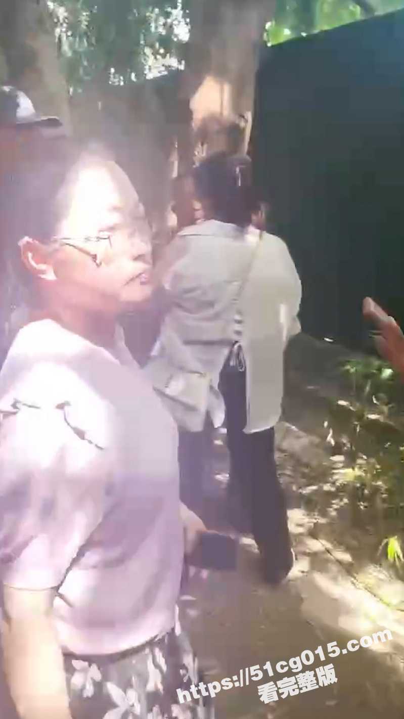 老年娱乐场所 小树林相关图片