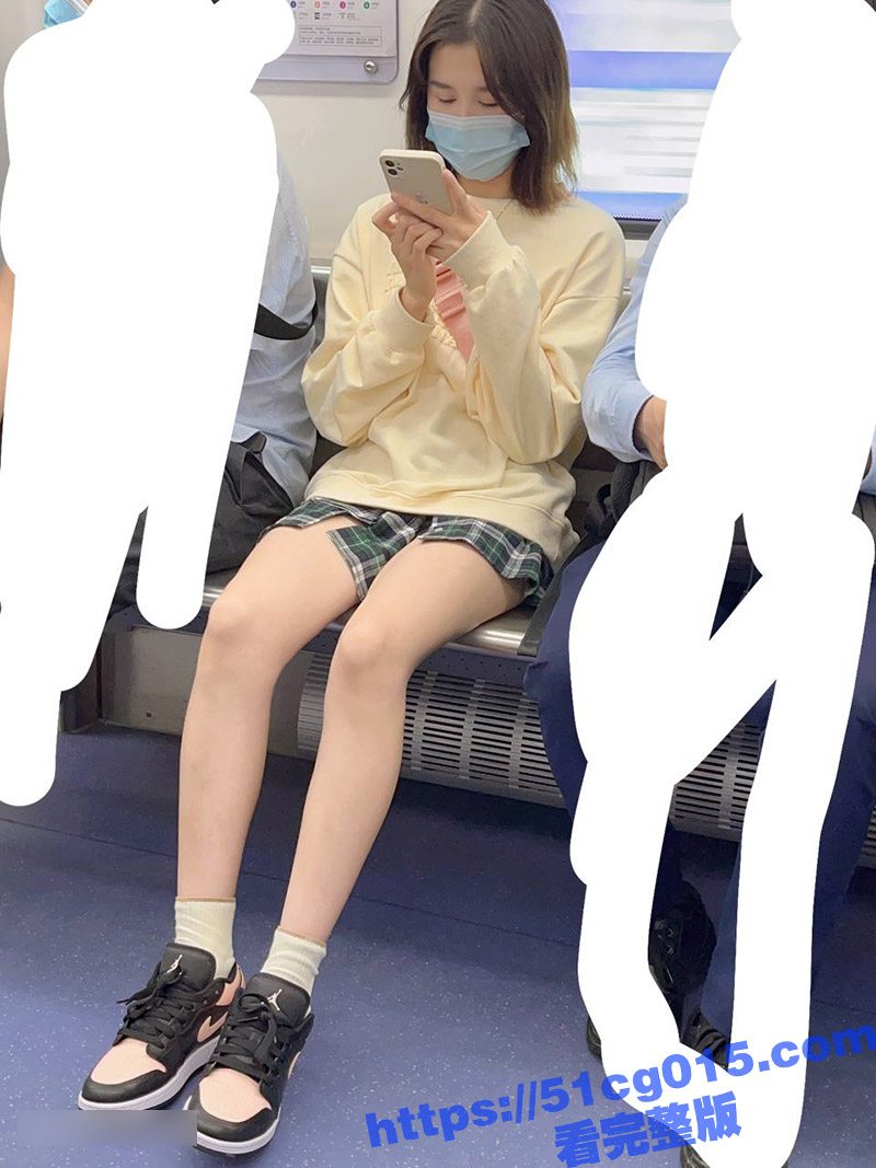 高颜值反差骚母狗 为求上位跟男老板酒店做爱 极品身材美腿诱人 穿各式丝袜被老板扛着腿爆操