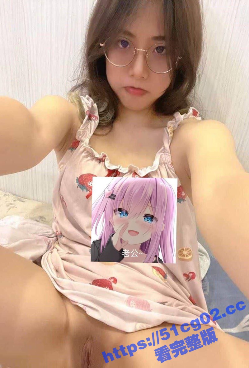 不怕反差婊有文化 就怕反差婊戴眼镜 04年女学生 在家自慰花样百出勾引男朋友