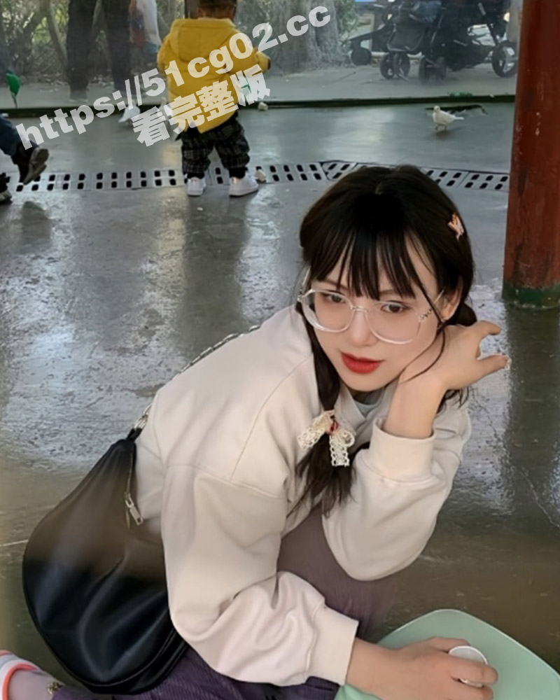 高颜值白皙美乳反差婊嫩妹 经常自拍丝足给男友看 帮男友舔鸡巴非常起劲 口交技能拉满