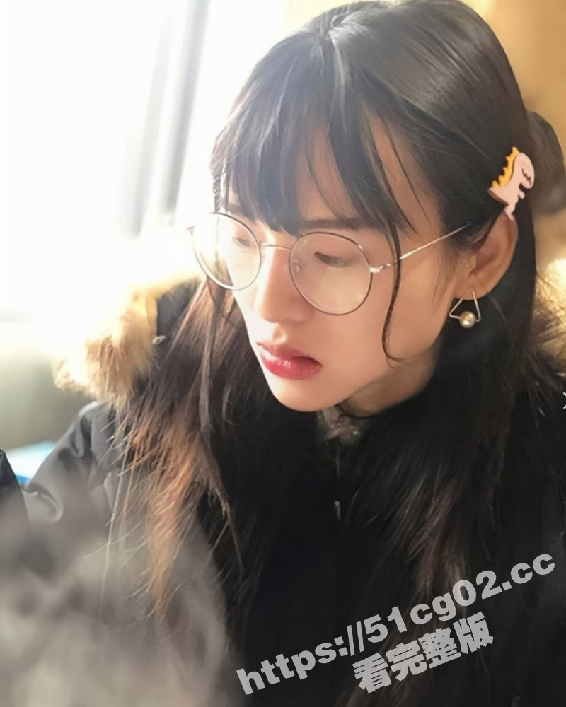 高颜值白皙美乳反差婊相关图片