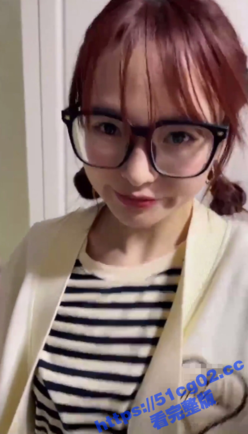 高颜值白皙美乳反差婊相关图片