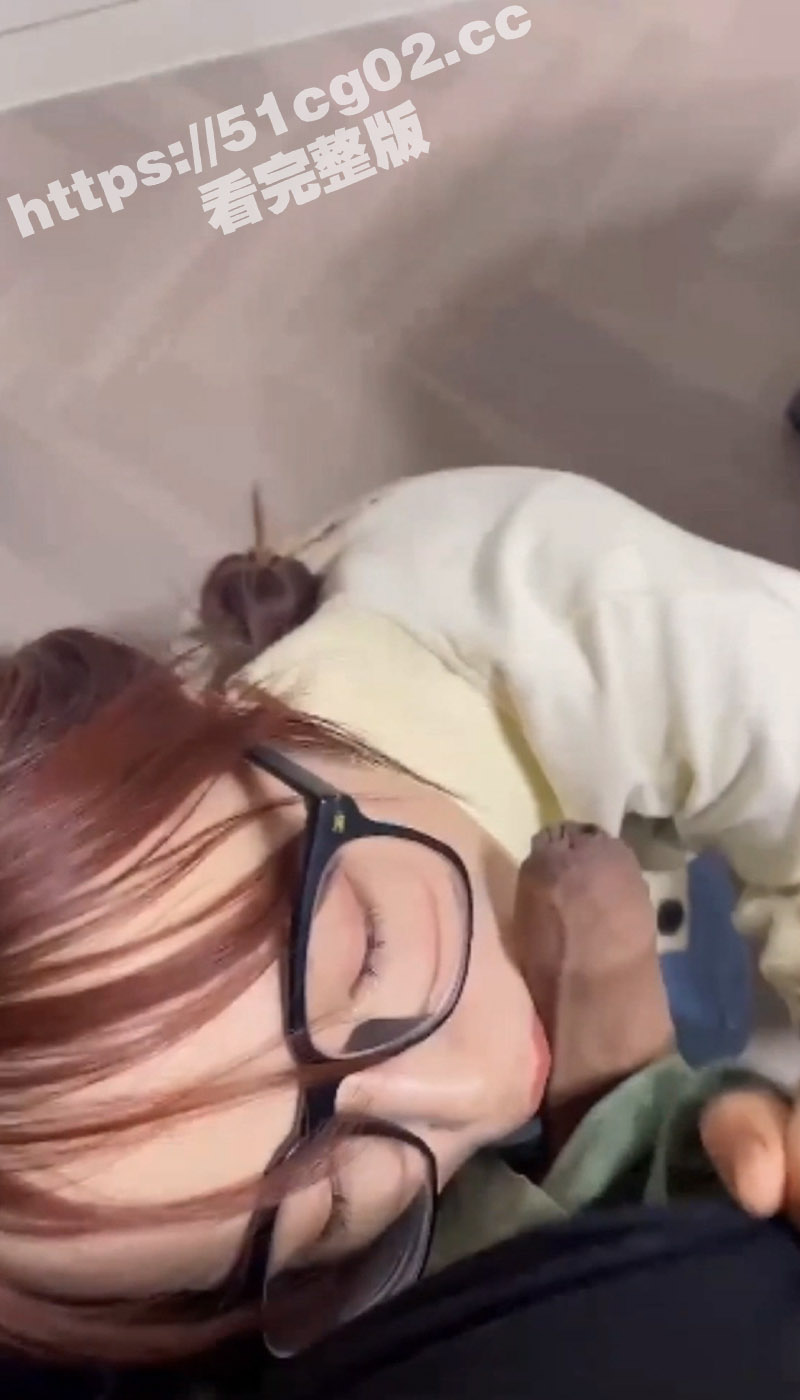 高颜值白皙美乳反差婊相关图片