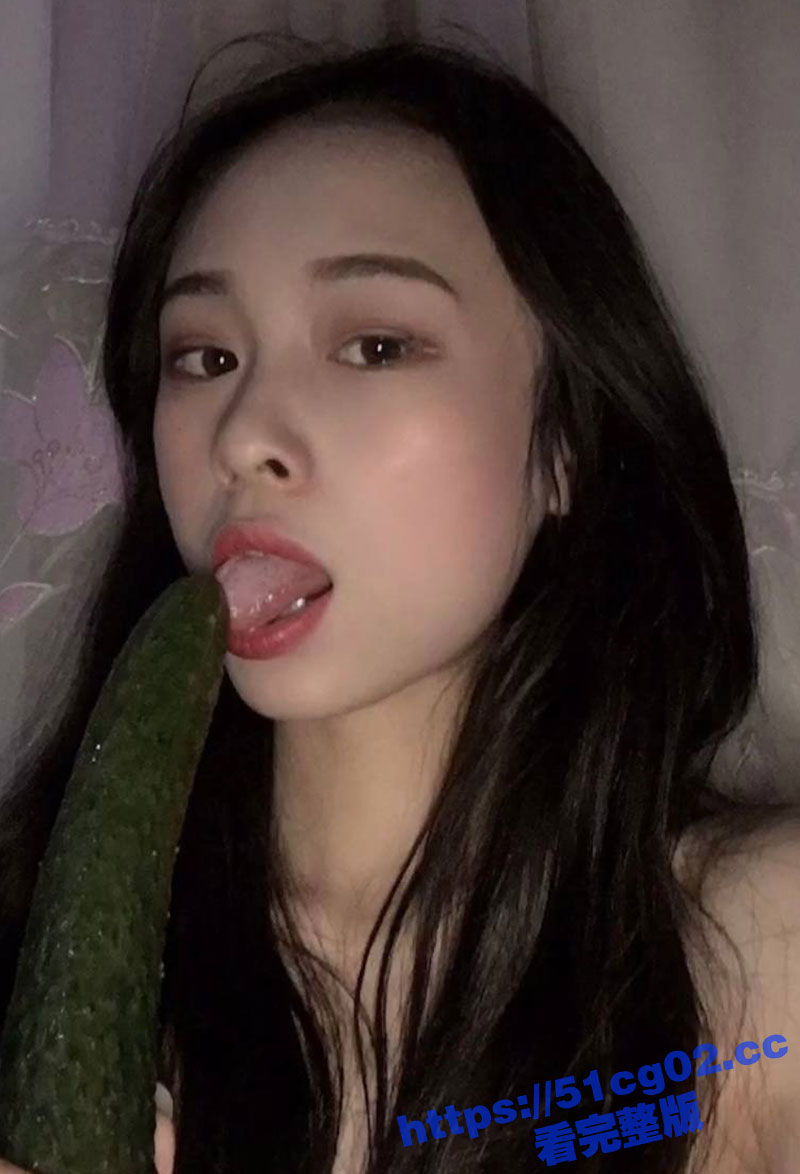 成都车模 王倩 被金主调教 性感肉体上写着羞耻词汇 带到户外露出喝尿！草根膜拜的女神 在土豪这里就是下贱母狗！