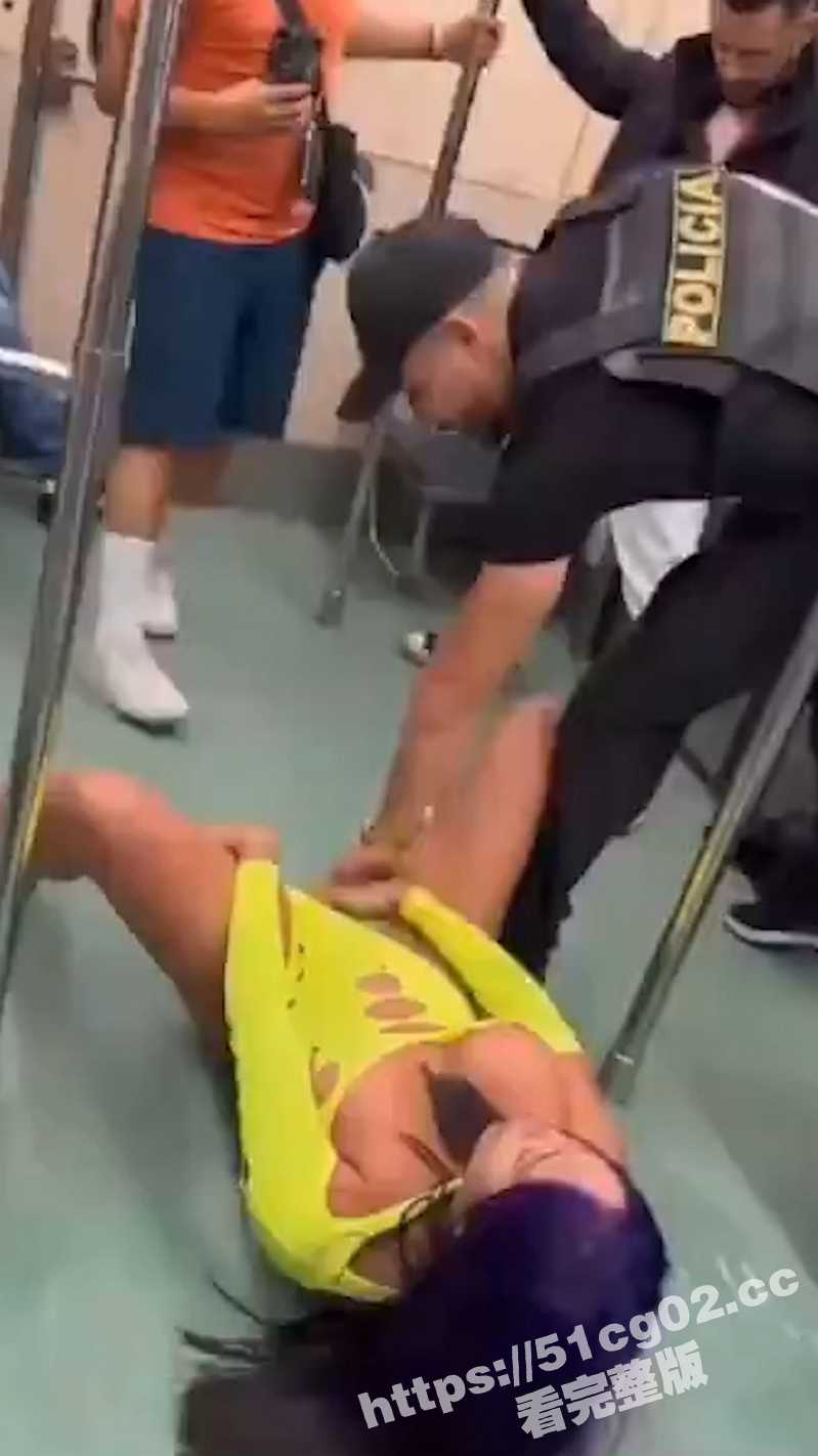 国外就是开放 女子地铁自慰 高潮喷射几米远 警察还要顺手摸两下！